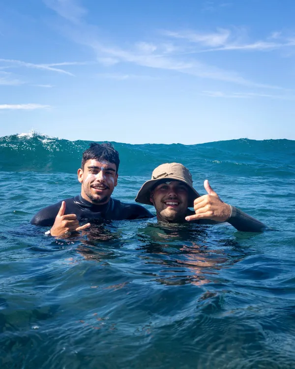 Monitora de surf de Fre Surf School en la playa de Frexulfe