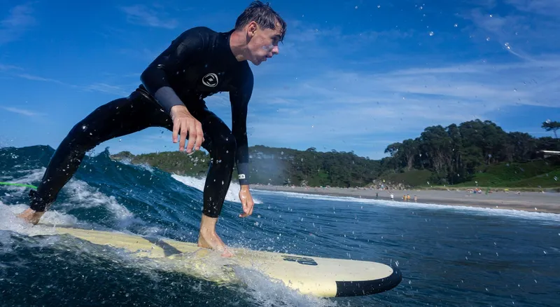 Joven surfeando en Frexulfe