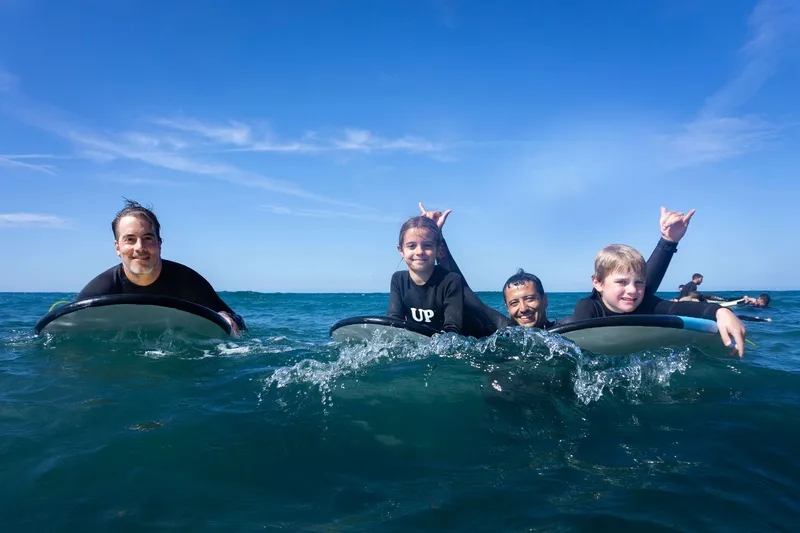 Grupo de niños surfeando