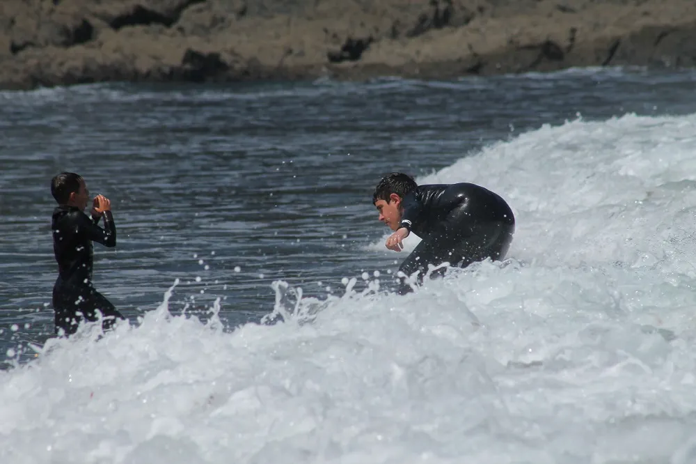 Primera clase de surf en la playa de Frexulfe